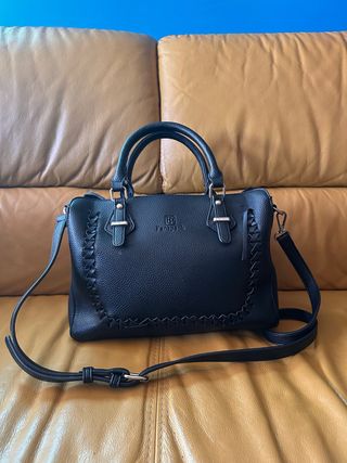 Borsa nera a mano e tracolla