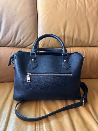 Borsa nera a mano e tracolla