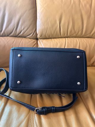 Borsa nera a mano e tracolla