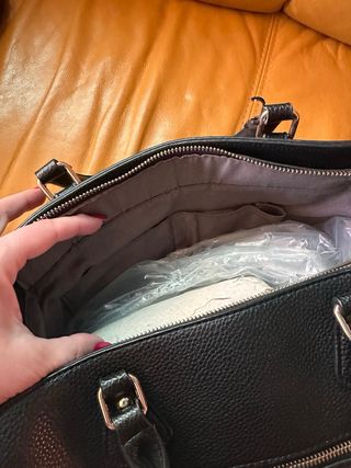 Borsa nera a mano e tracolla