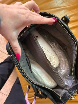 Borsa nera a mano e tracolla