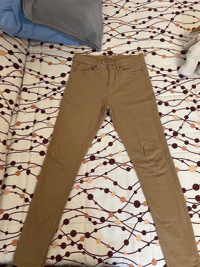 Pantalón pitillo marrón claro