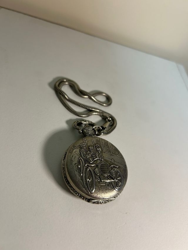 Reloj de bolsillo antiguo con cadena