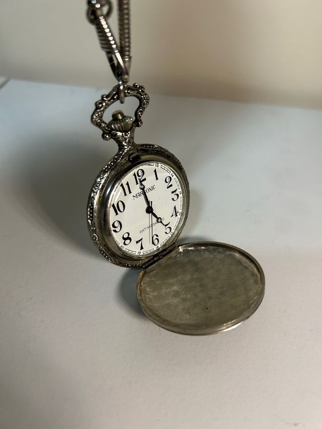 Reloj de bolsillo antiguo con cadena