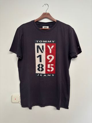 Camiseta Tommy Jeans NY 1985