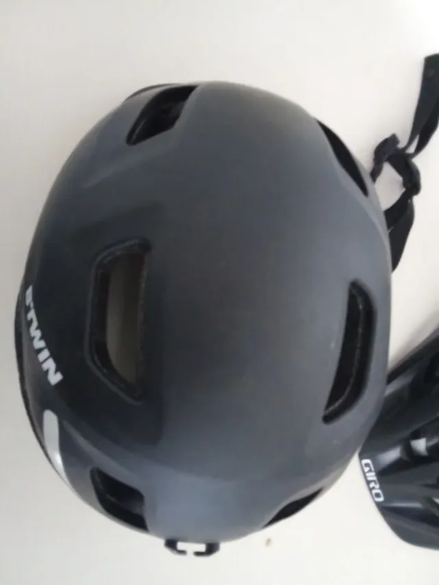 Casco B-TWIN Negro 240g. 55-59cm