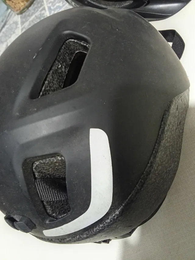 Casco B-TWIN Negro 240g. 55-59cm