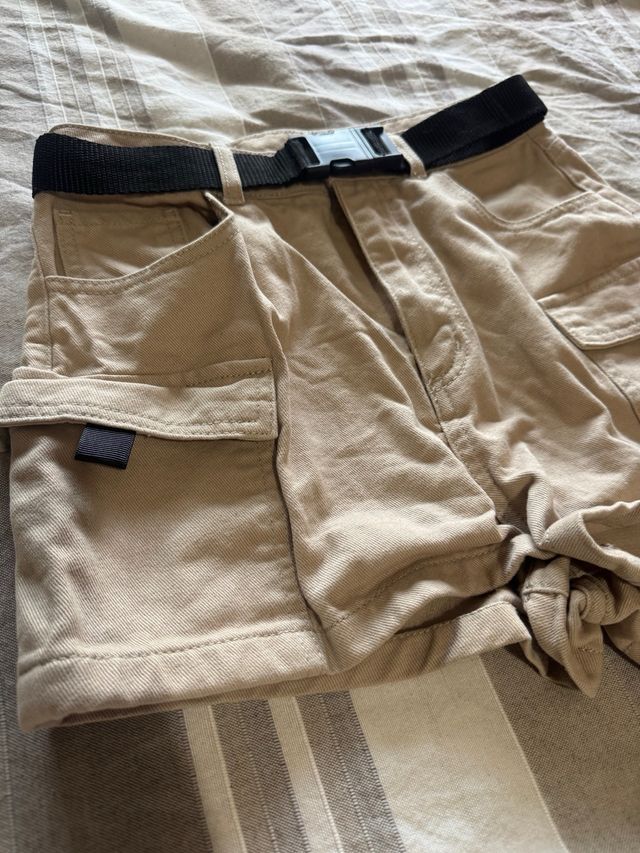 Pantalón cargo corto beige con cinturón