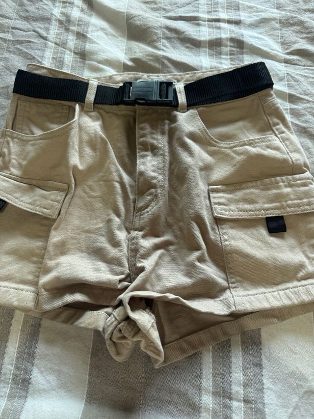 Pantalón cargo corto beige con cinturón