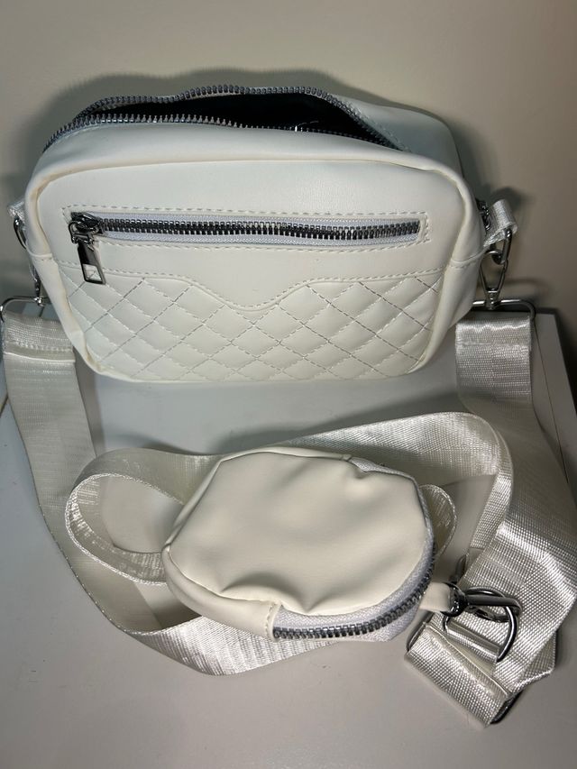 Bolso blanco acolchado con monedero
