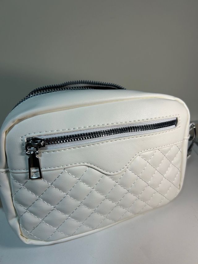 Bolso blanco acolchado con monedero