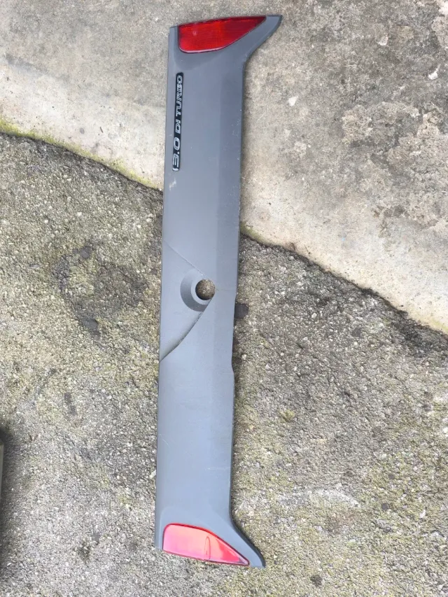 Moldura Portón Trasero Nissan Terrano 2