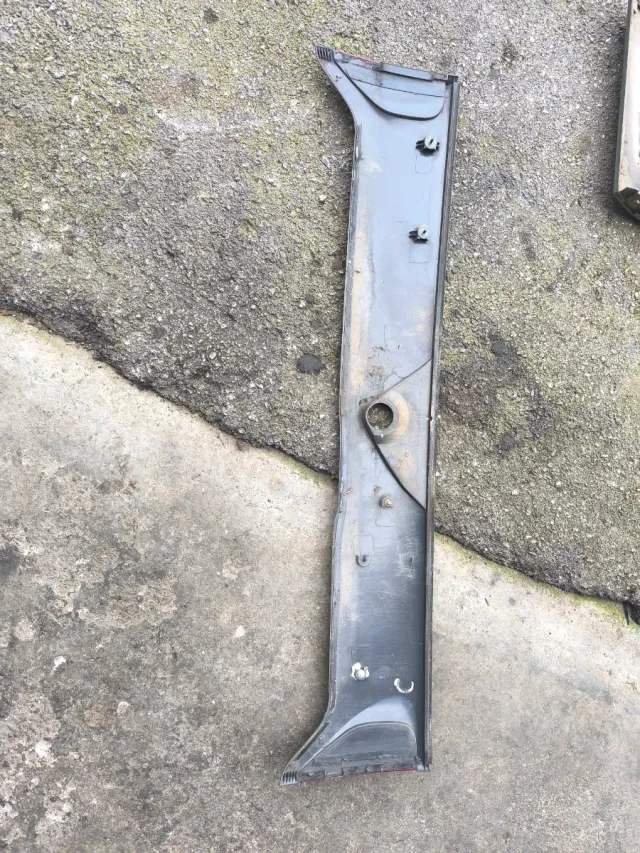 Moldura Portón Trasero Nissan Terrano 2