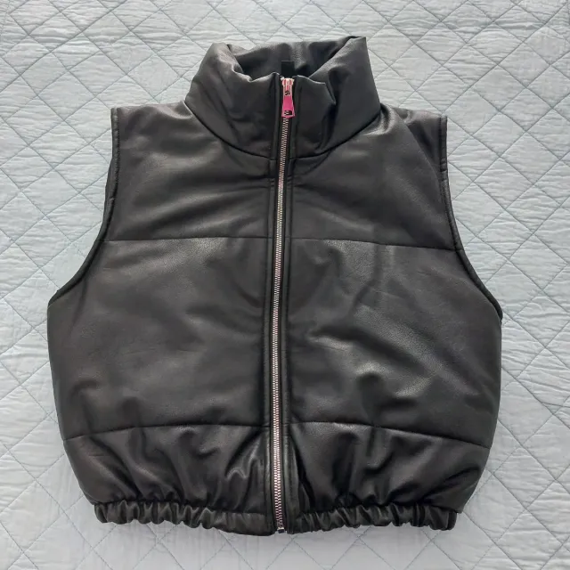 Chaleco acolchado negro invierno  piel sintética.