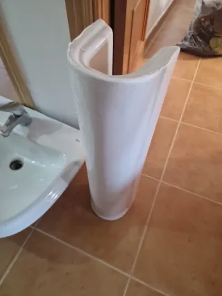 Lavabo blanco con pedestal.