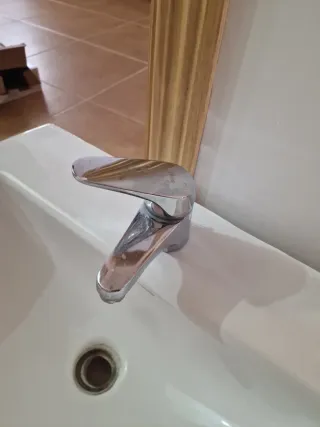 Lavabo blanco con pedestal.