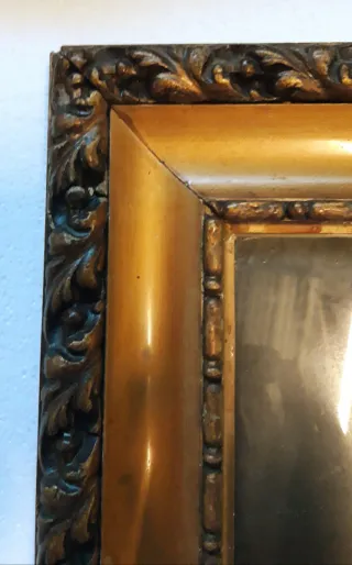 Cornice antica con intagliata oro e marrone