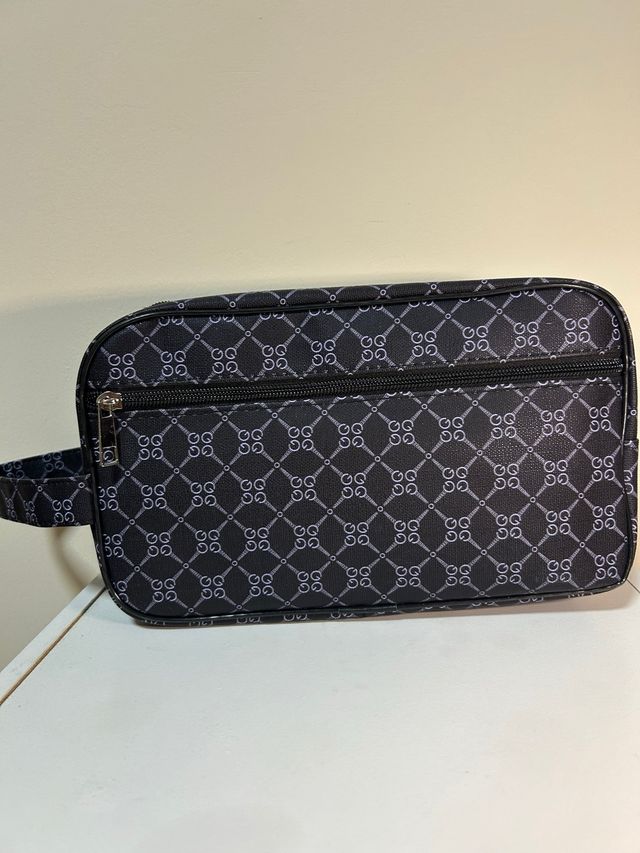 Neceser negro detallado