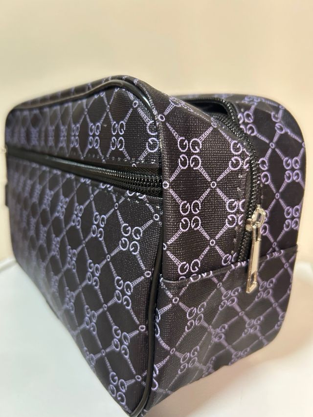 Neceser negro detallado