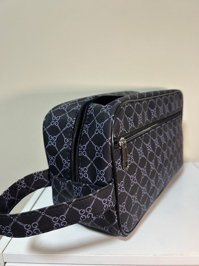 Neceser negro detallado