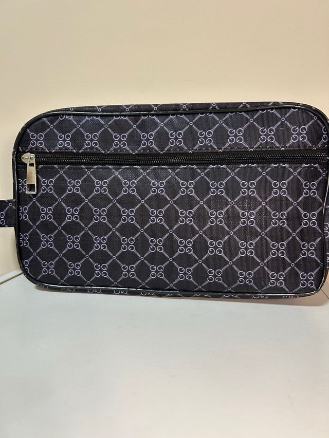 Neceser negro detallado