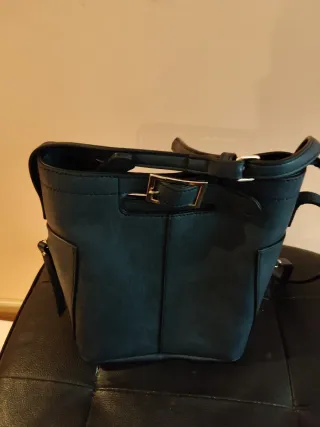 Bolso negro de piel sintética mochila de tela