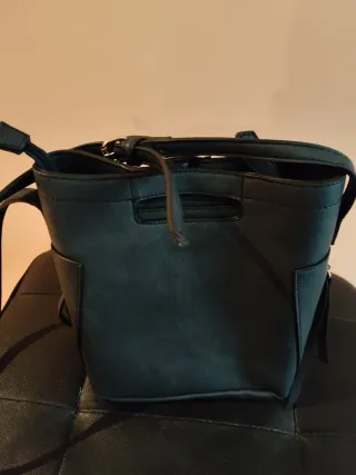 Bolso negro de piel sintética mochila de tela