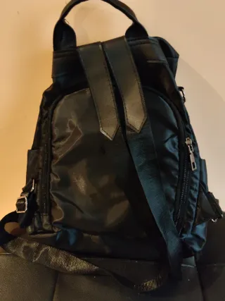 Bolso negro de piel sintética mochila de tela