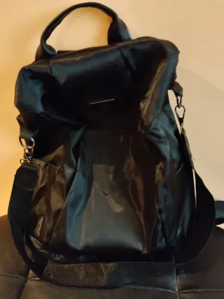 Bolso negro de piel sintética mochila de tela