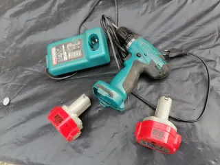 Taladro Makita 12V con Cargador y Baterías