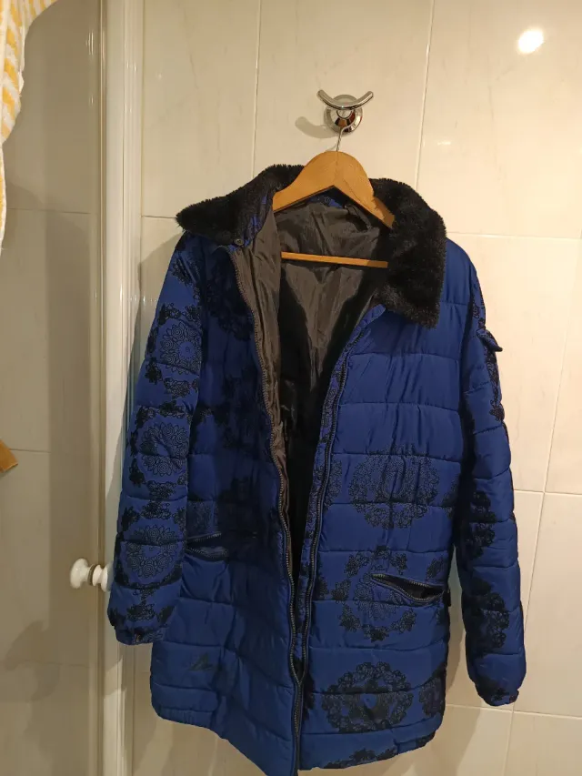 Cazadora de invierno azul y negra