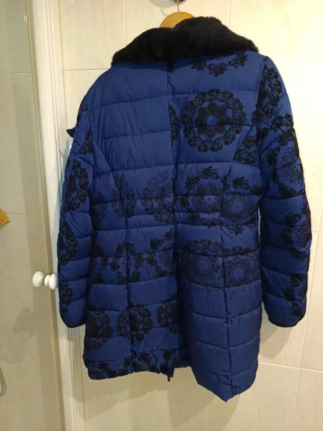 Cazadora de invierno azul y negra