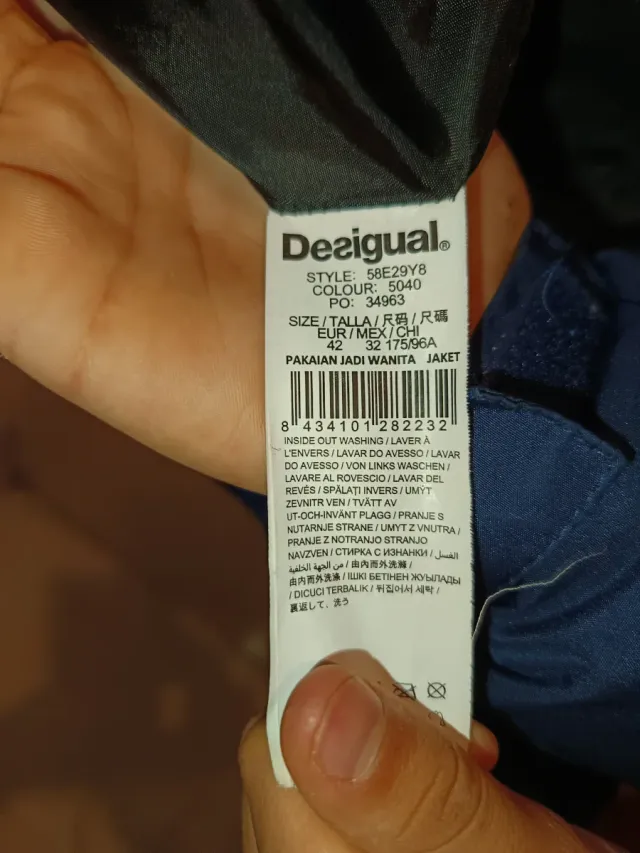 Cazadora de invierno azul y negra