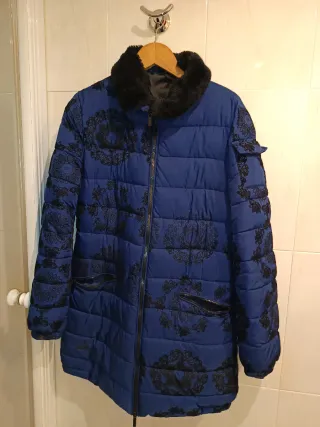 Cazadora de invierno azul y negra