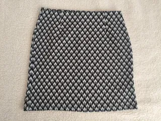 Falda geométrica blanco y negro