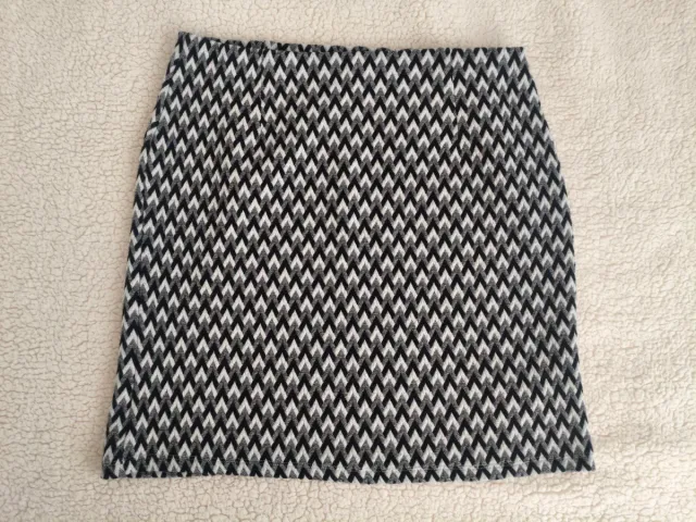 Falda geométrica blanco y negro