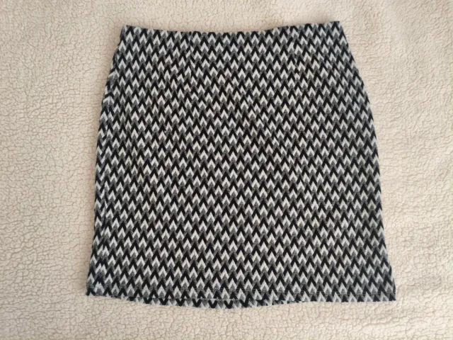 Falda geométrica blanco y negro