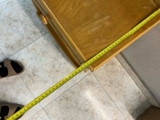 Comodino in vimini e legno