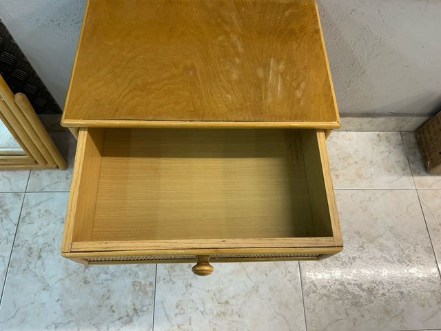 Comodino in vimini e legno
