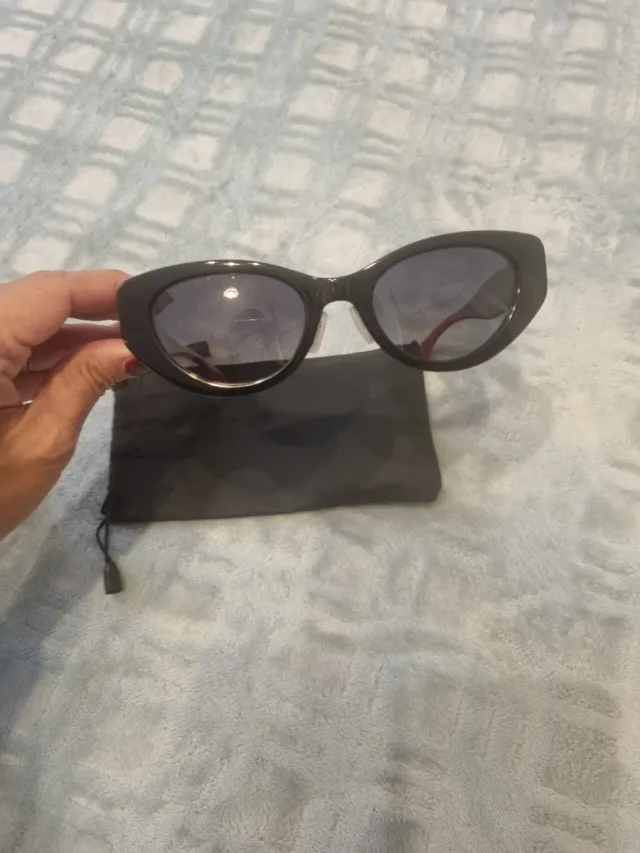 Occhiali da sole Gucci neri e rossi