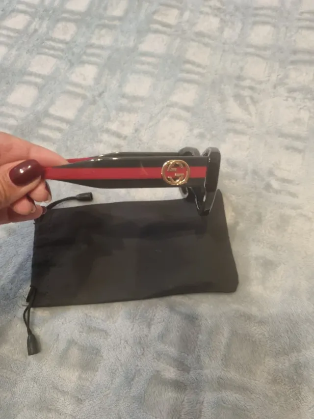 Occhiali da sole Gucci neri e rossi