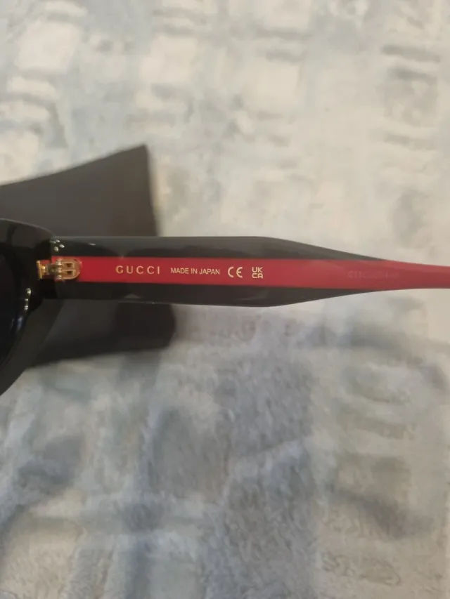 Occhiali da sole Gucci neri e rossi