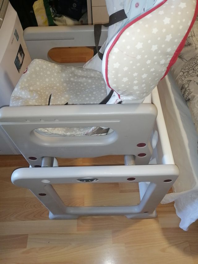 Trona Jané y Cuna plegable Asalvo Baby con pañales