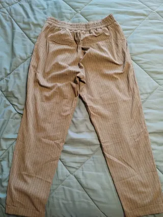 Pantalón de vestir gris con rayas blancas