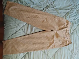 Pantalón de vestir gris con rayas blancas