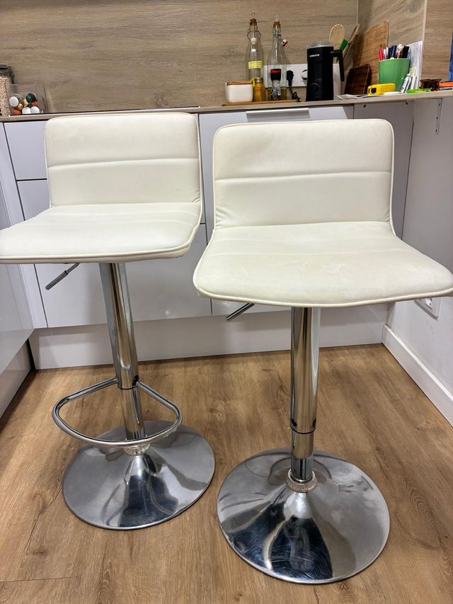 Taburetes de barra plateados y blancos