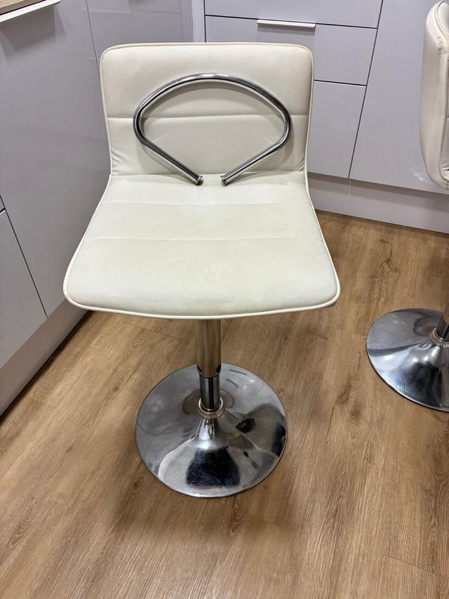 Taburetes de barra plateados y blancos