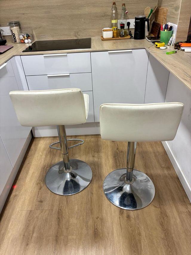 Taburetes de barra plateados y blancos