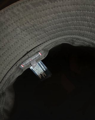 Cappello bucket Tommy Hilfiger nero e rosso