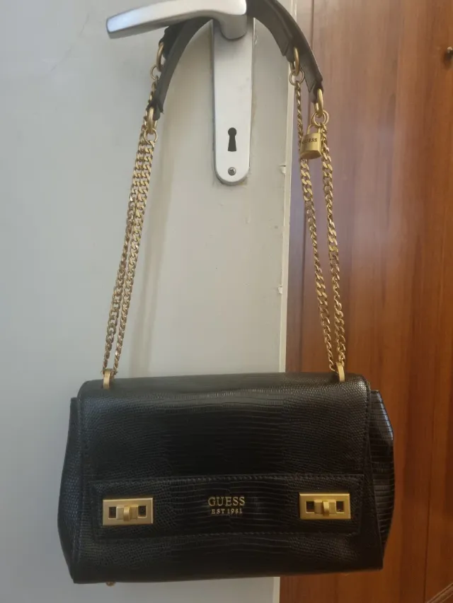 Borsa tracolla Guess nera con dettagli oro